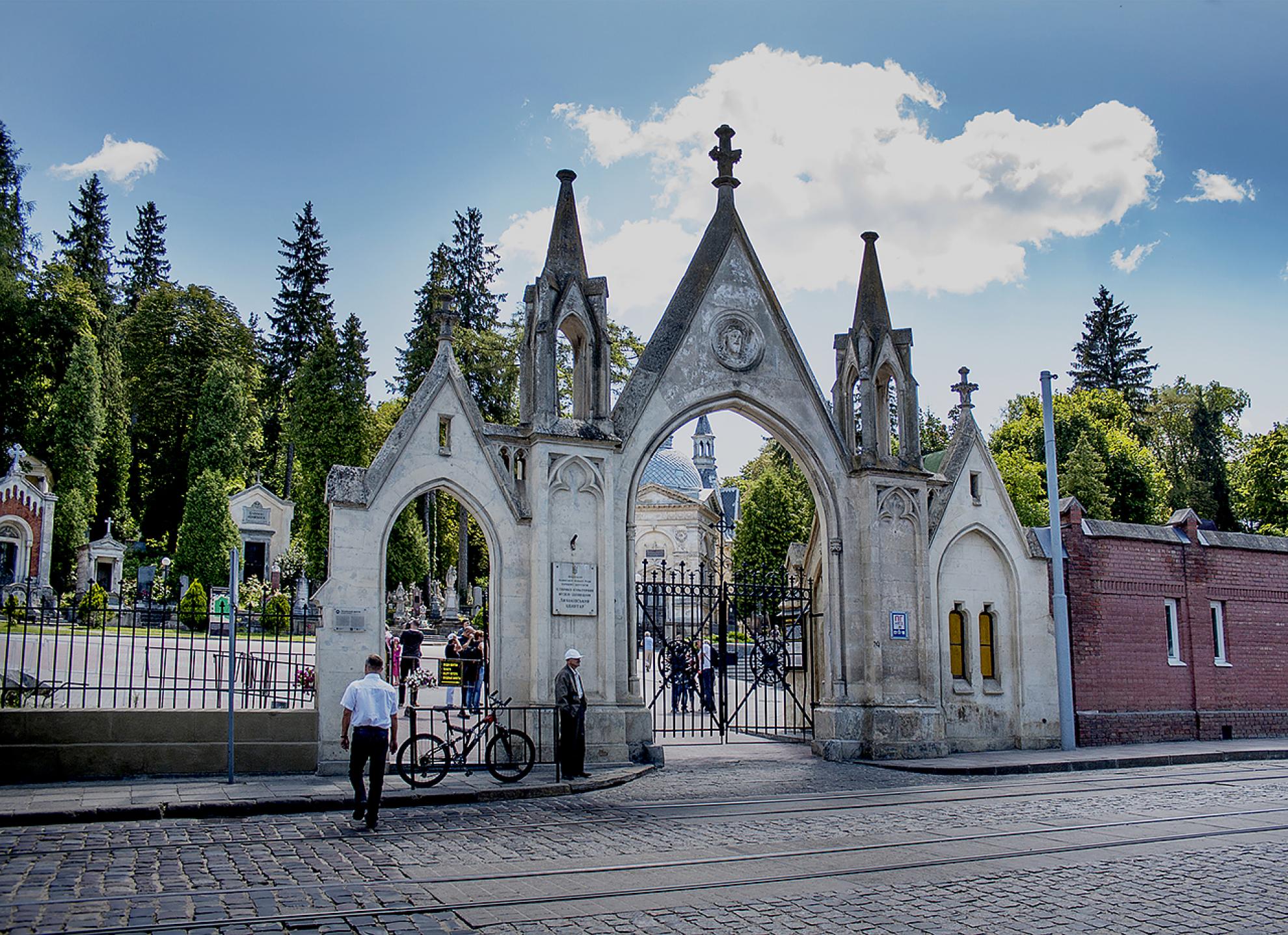 Ночная экскурсия по Лычаковскому кладбищу | Экскурсии по Львову — более 30 экскурсий, цены